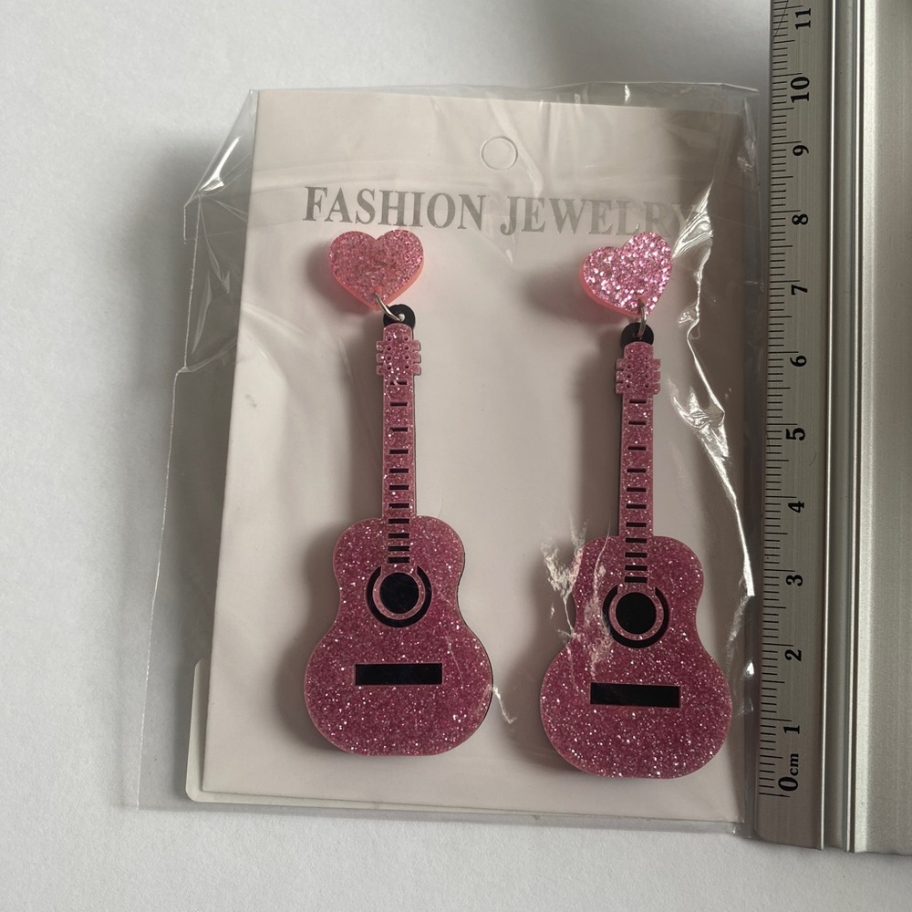 Sparkle with style: Pink guitar glitter acrylic earrings - Picture 13 of 13